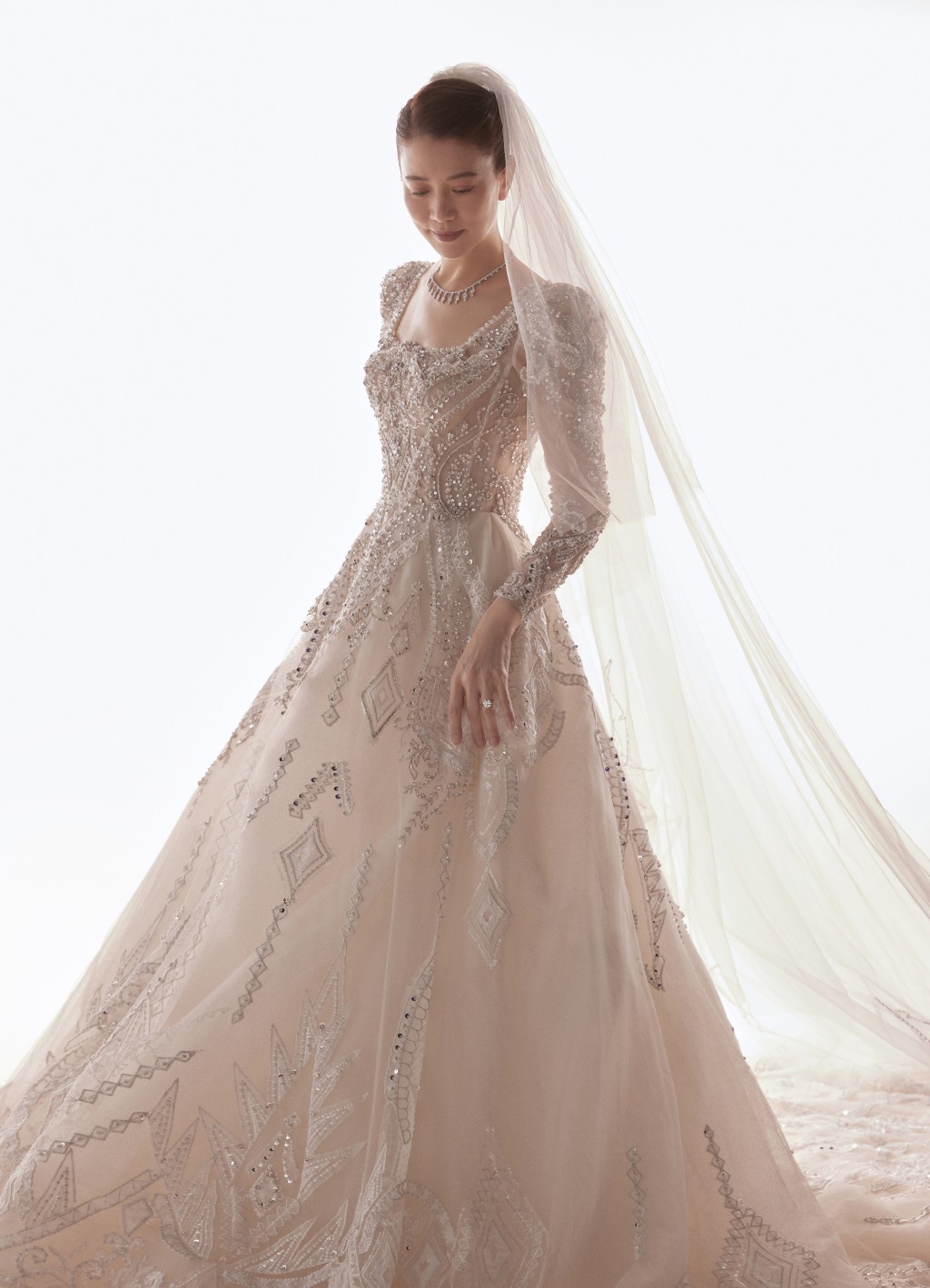 袁詠儀日前披婚紗上台補辦婚禮。